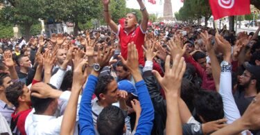 متظاهرون في شارع الحبيب بورقيبة بالعاصمة تونس - صورة أرشيفية من عام 2012