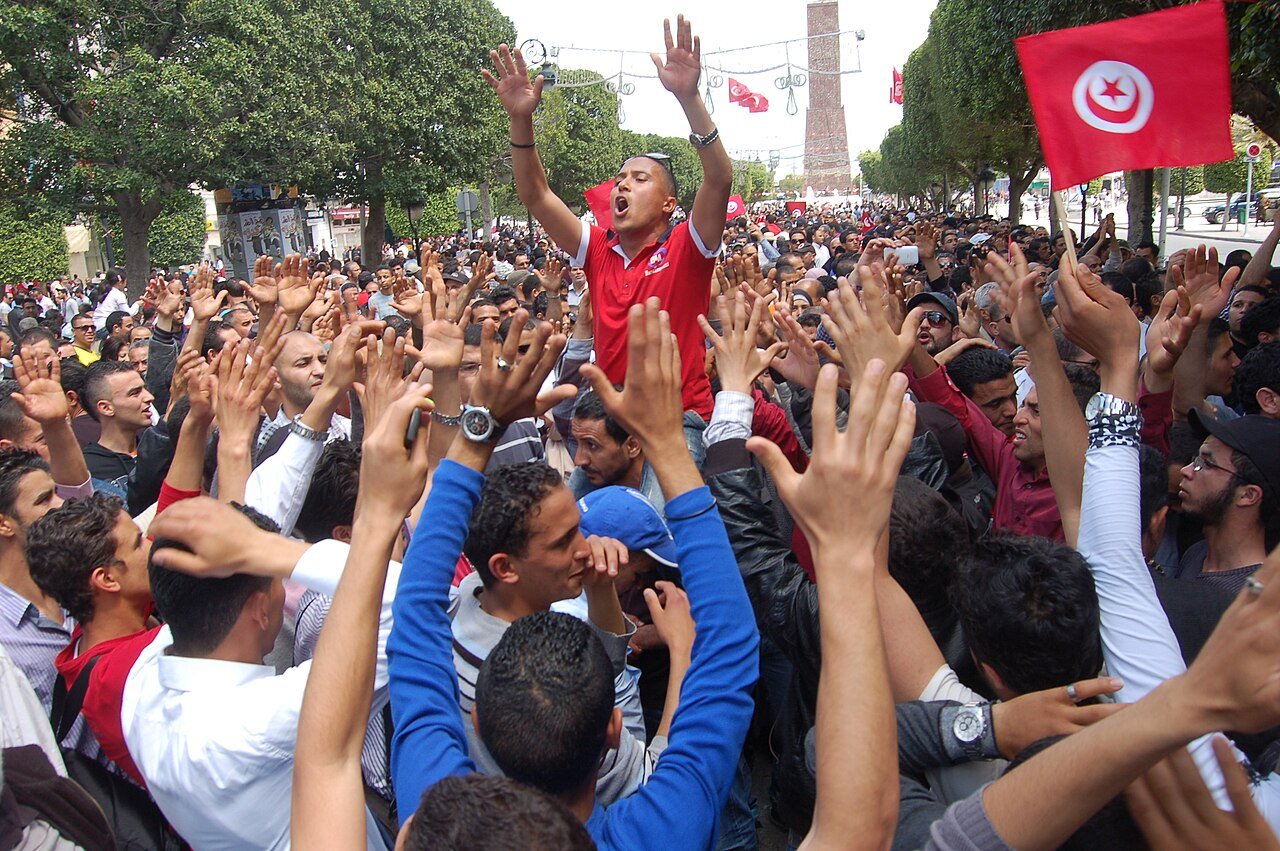 متظاهرون في شارع الحبيب بورقيبة بالعاصمة تونس - صورة أرشيفية من عام 2012