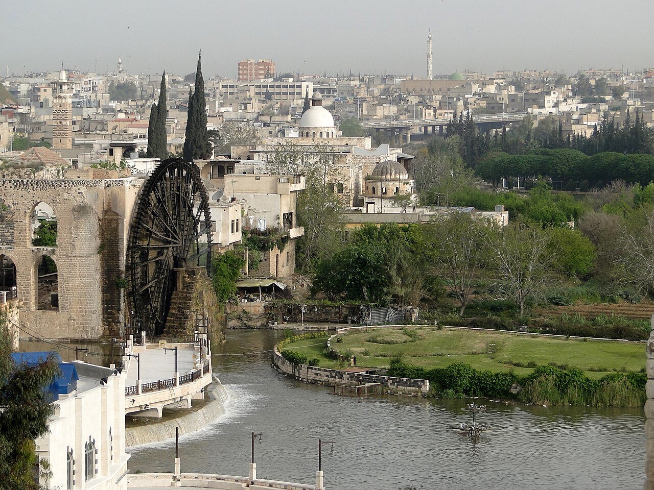 صورة أرشيفية لمدينة حماة وسط سوريا
