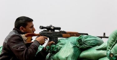 عنصر من قوات الحشد الشعبي العراقي خلف أكياس رملية خلال معركة تلعفر - صورة أرشيفية من عام 2017
