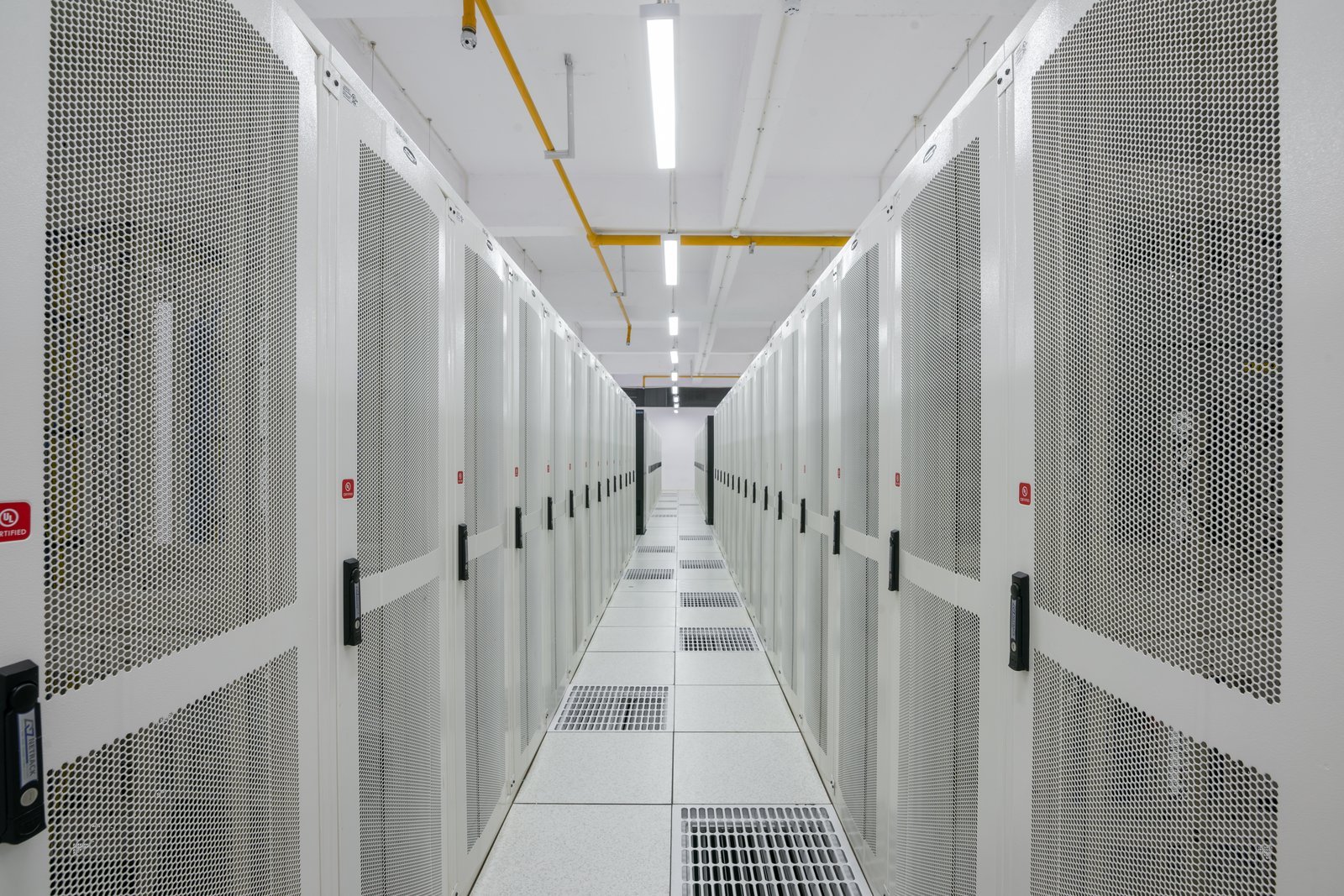 صورة تعبيرية لرفوف خوادم — PiDatacenters / CC BY-SA 4.0