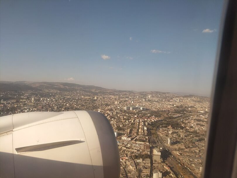 سماء من نافذة طائرة في رحلة حقيقية وليست حلماً