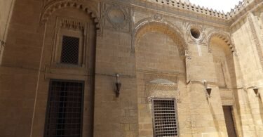 باب من أبواب الأزهر في القاهرة نهاراً