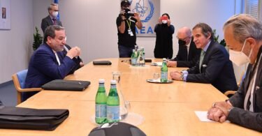 عباس عراقجي خلال لقاء في مقر الوكالة الدولية للطاقة الذرية في فيينا عام 2021