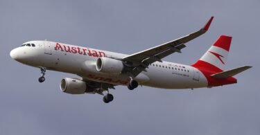 صورة أرشيفية لطائرة إيرباص A320 تابعة للخطوط الجوية النمساوية تحمل التسجيل OE-LZE أثناء الهبوط