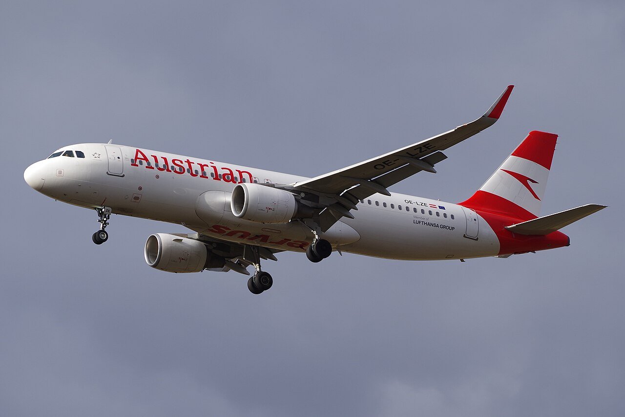 صورة أرشيفية لطائرة إيرباص A320 تابعة للخطوط الجوية النمساوية تحمل التسجيل OE-LZE أثناء الهبوط