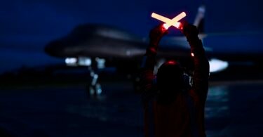 قاذفة أميركية B-1B Lancer على مدرج قاعدة فيرفورد الجوية الملكية في بريطانيا - صورة أرشيفية