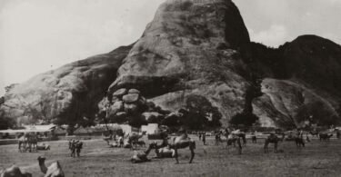 صخرة بور هكبة الشهيرة وسكان البلدة في إقليم باي الصومالي - صورة أرشيفية من عام 1928
