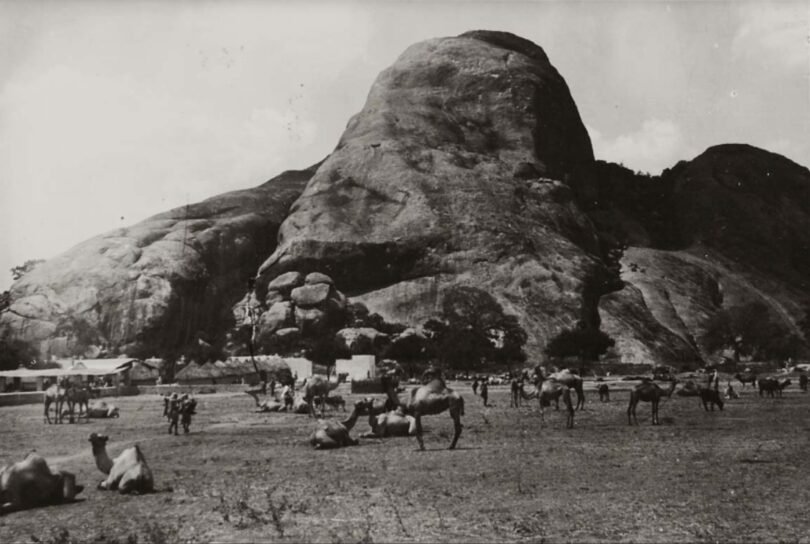 صخرة بور هكبة الشهيرة وسكان البلدة في إقليم باي الصومالي - صورة أرشيفية من عام 1928