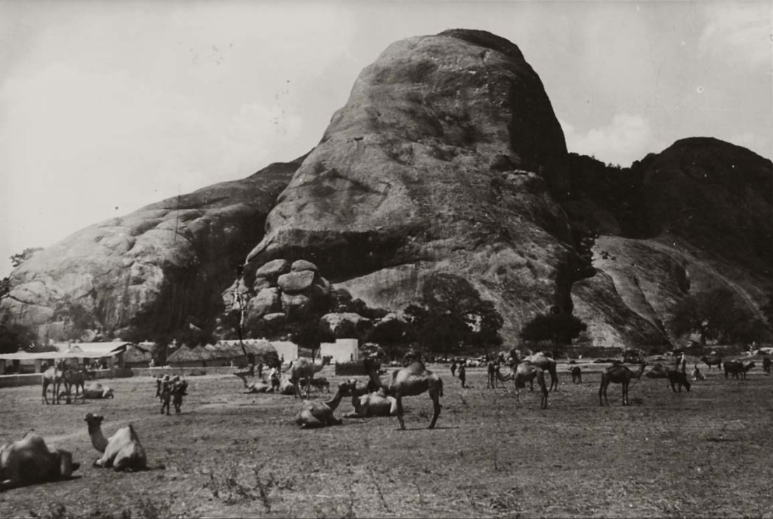 صخرة بور هكبة الشهيرة وسكان البلدة في إقليم باي الصومالي - صورة أرشيفية من عام 1928