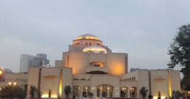 دار الأوبرا المصرية في القاهرة مساء