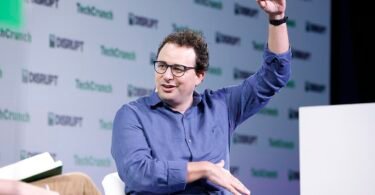 داريو أمودي الرئيس التنفيذي لشركة أنثروبيك يتحدث على المسرح في مؤتمر تك كرانش ديسربت 2023