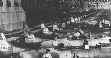 خط تجميع طائرات دوغلاس في أغسطس 1943