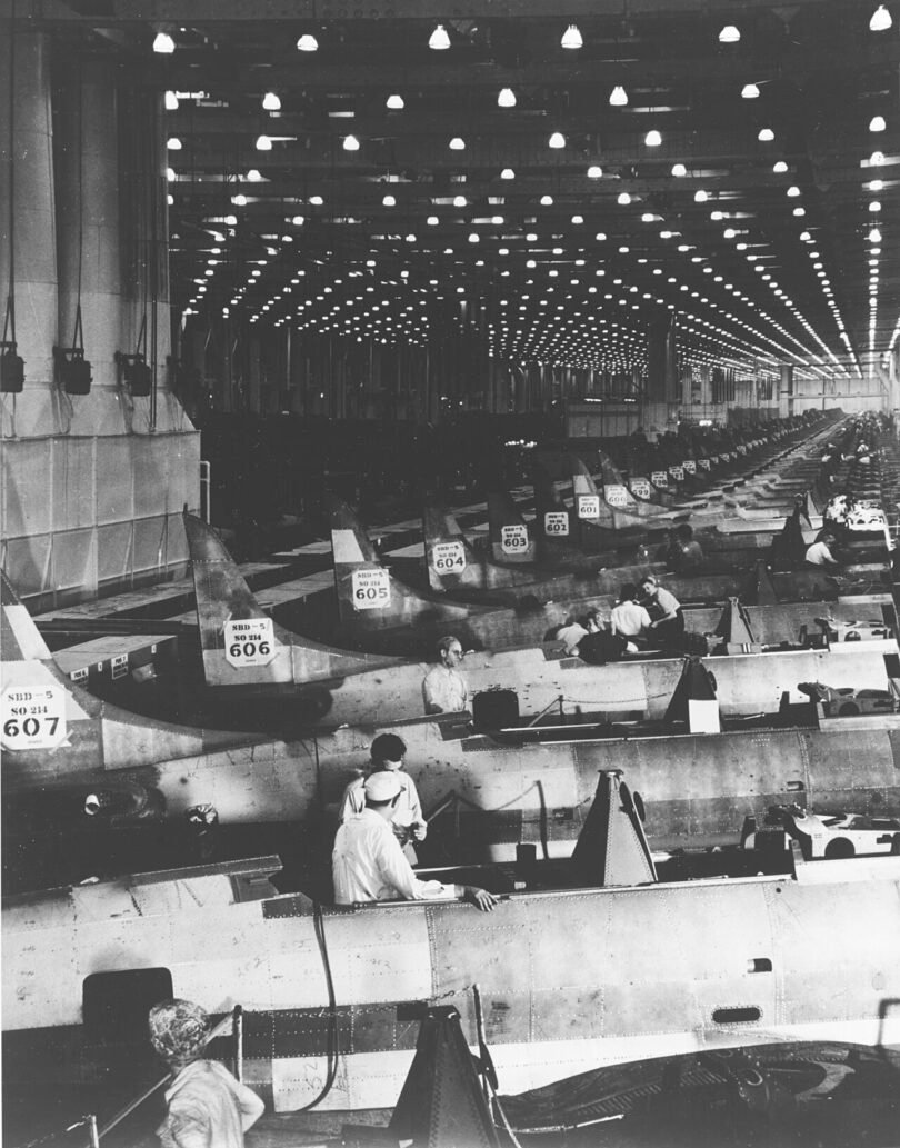 خط تجميع طائرات دوغلاس في أغسطس 1943