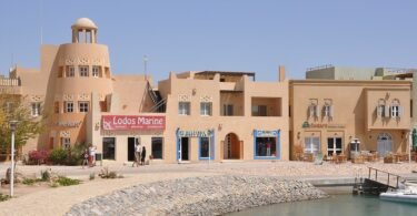 مبانٍ على المرسى في مدينة الجونة المصرية