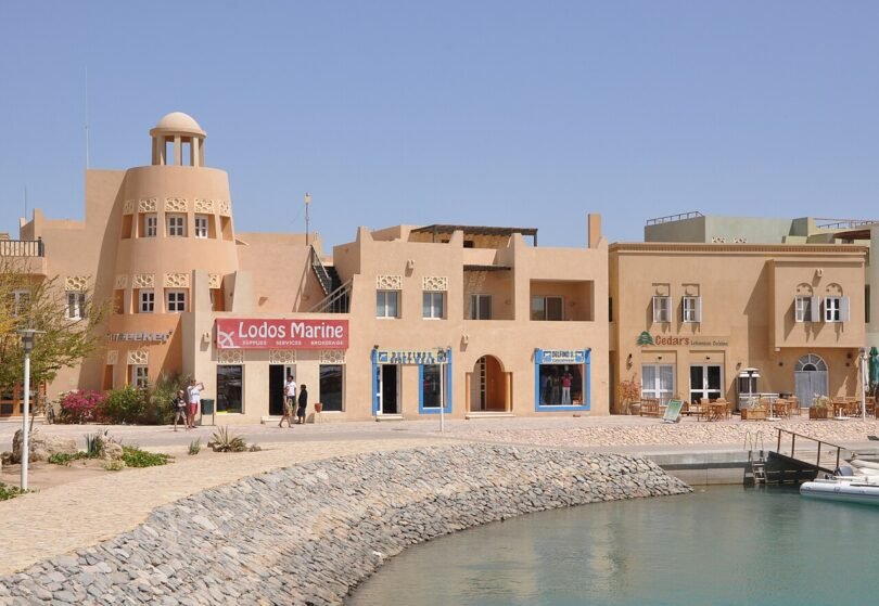 مبانٍ على المرسى في مدينة الجونة المصرية