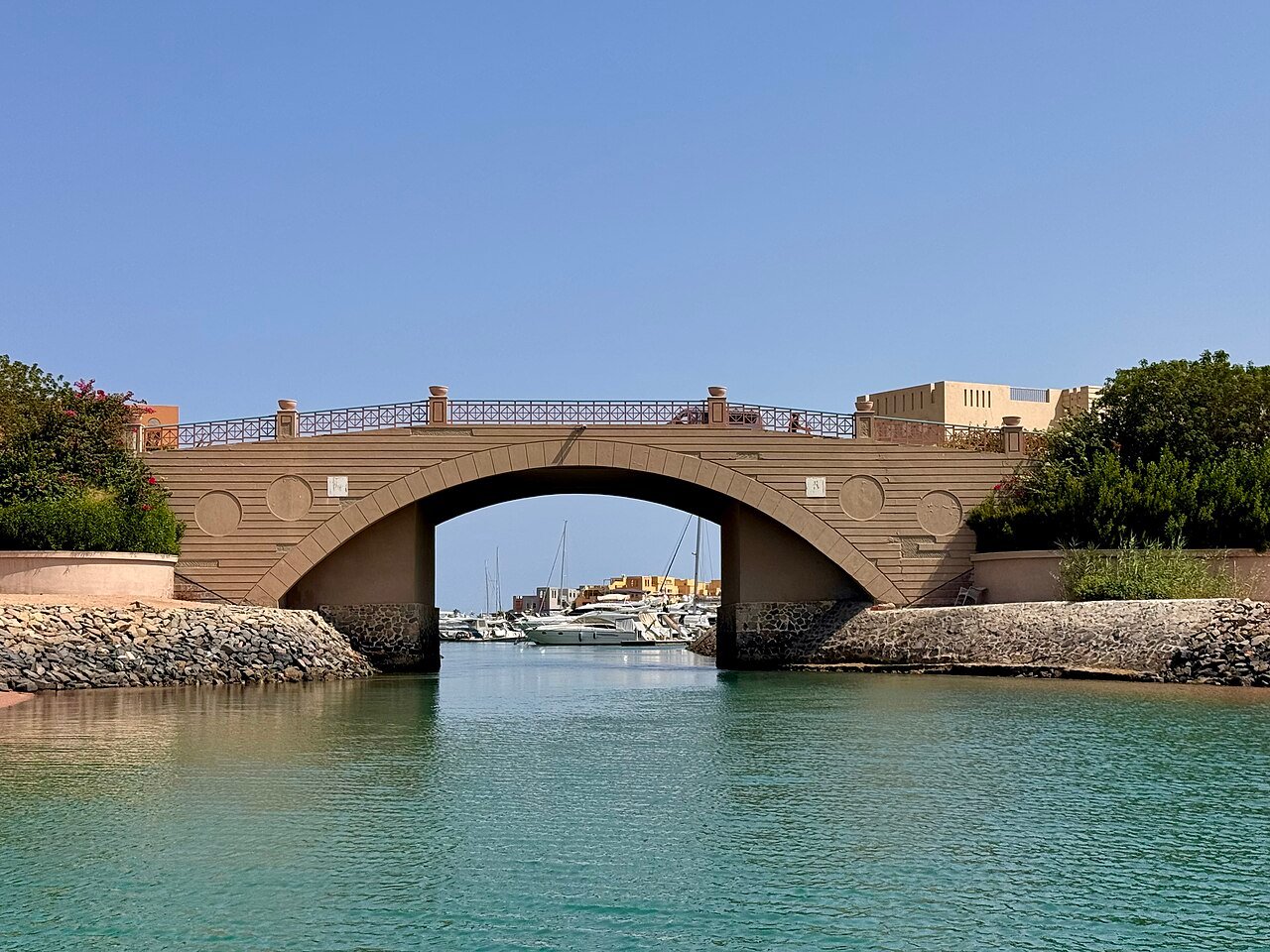 جسر في المرسى الجديد بمدينة الجونة