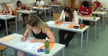 ورقة اختبار على مقعد دراسي