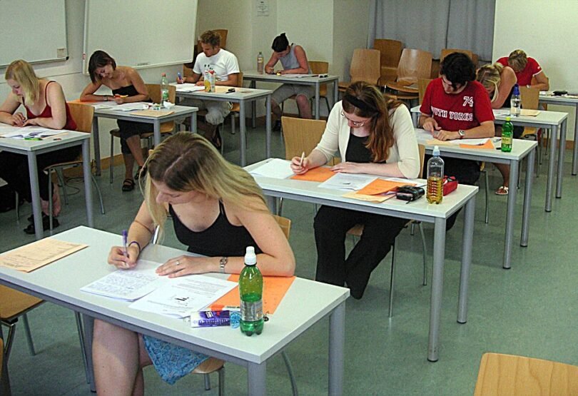 ورقة اختبار على مقعد دراسي