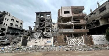 صورة أرشيفية لمبانٍ مدمرة في شارع الثورة بقطاع غزة