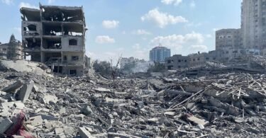 صورة أرشيفية لمبانٍ مدمرة في قطاع غزة