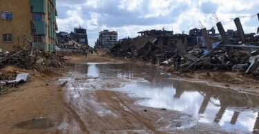 شارع مدمّر أمام مستشفى الرنتيسي للأطفال غرب مدينة غزة، صورة أرشيفية