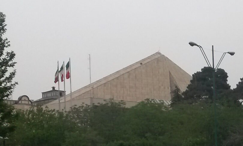 مبنى مجلس الشورى الإيراني بسقفه الهرمي في طهران - صورة أرشيفية