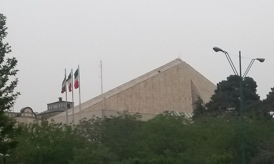 مبنى مجلس الشورى الإيراني بسقفه الهرمي في طهران - صورة أرشيفية
