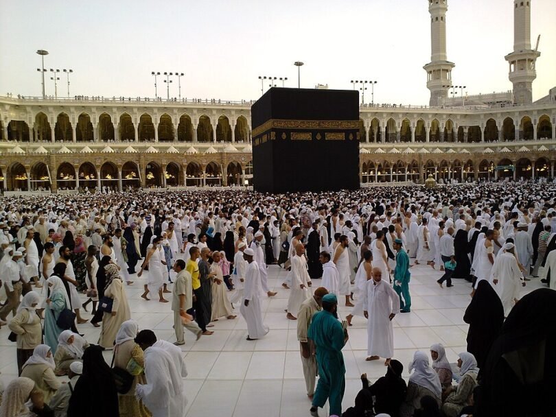 الكعبة والمطوفون حولها نهاراً