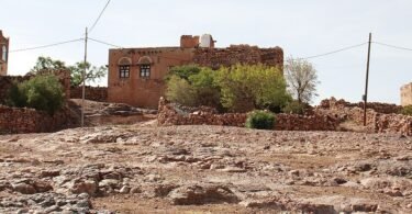 ساحة حجرية ومنزل تقليدي في كوكبان باليمن
