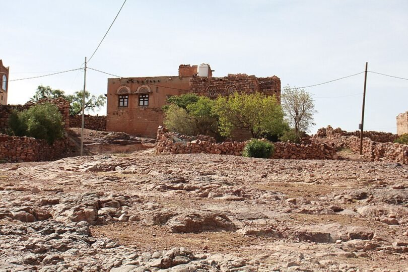 ساحة حجرية ومنزل تقليدي في كوكبان باليمن