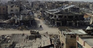 مبانٍ مدمرة في شارع السقالي بخان يونس جنوب قطاع غزة - صورة أرشيفية من عام 2024