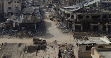 مبانٍ مدمرة في شارع السكلي بخان يونس جنوبي قطاع غزة - صورة أرشيفية