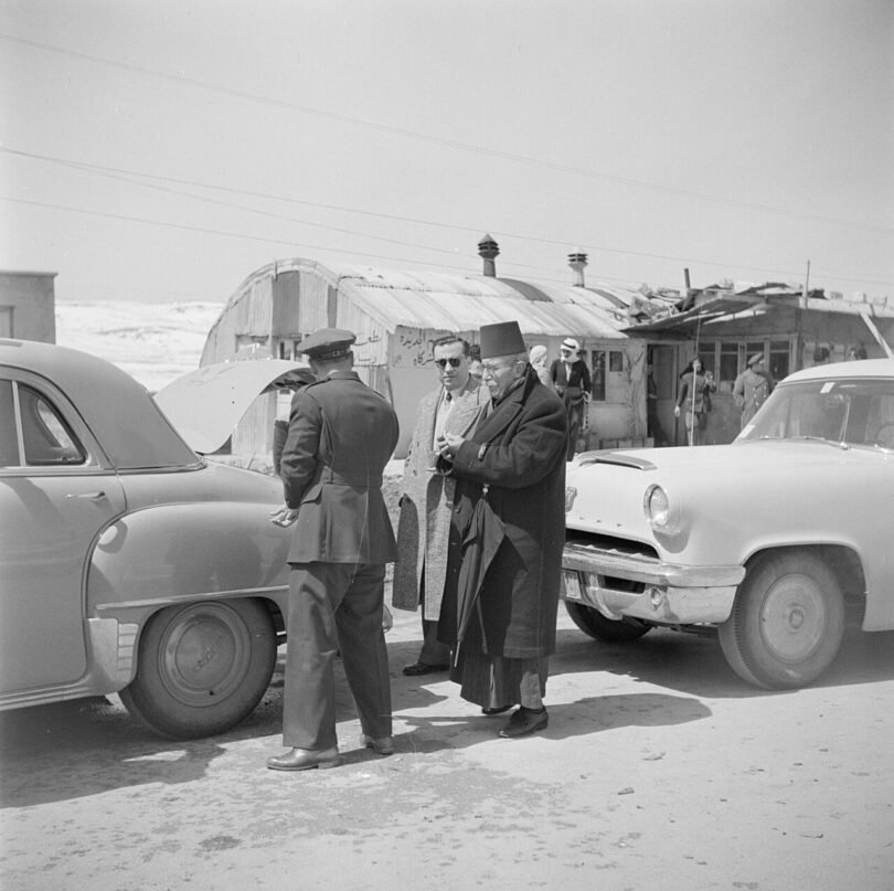 نقطة عبور حدودية بين لبنان وسوريا مع سيارات قديمة عام 1950