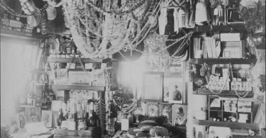 صورة أرشيفية لصالون حلاقة على متن سفينة عام 1890