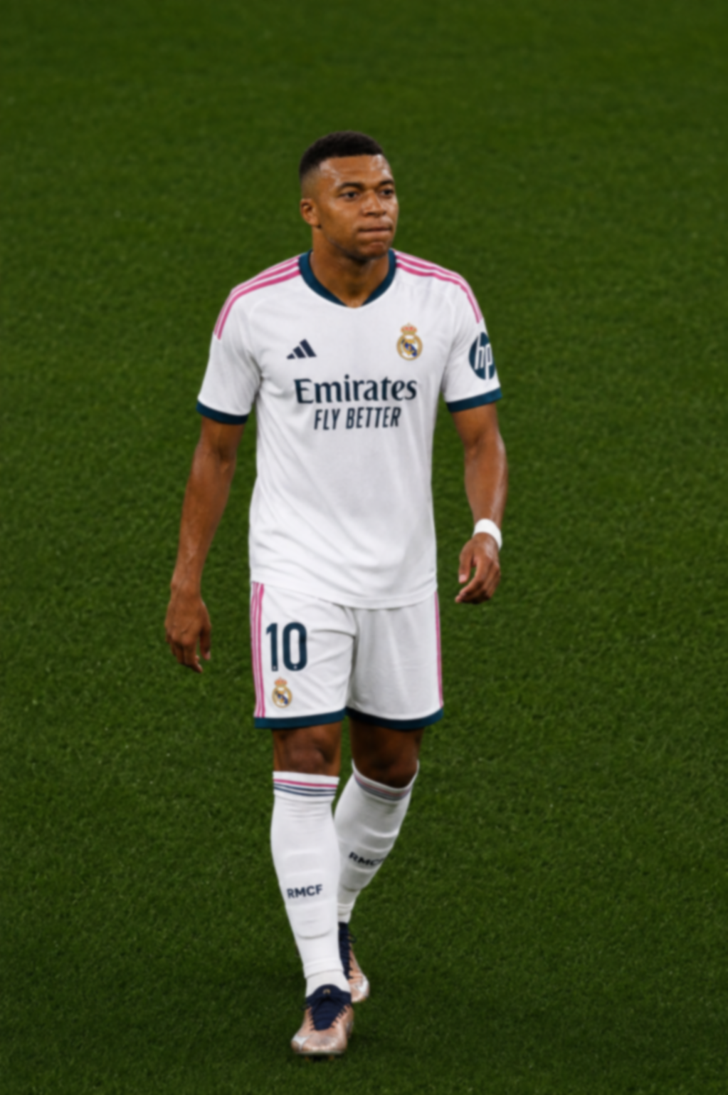 كيليان مبابي بقميص ريال مدريد