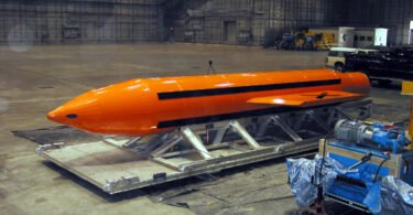 صورة أرشيفية لقنبلة أم القنابل الأمريكية GBU-43/B خلال اختبار في قاعدة إيغلين الجوية عام 2003