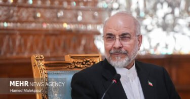المشير عاصم منير ومحمد باقر قاليباف خلال لقاء في طهران - صورة أرشيفية