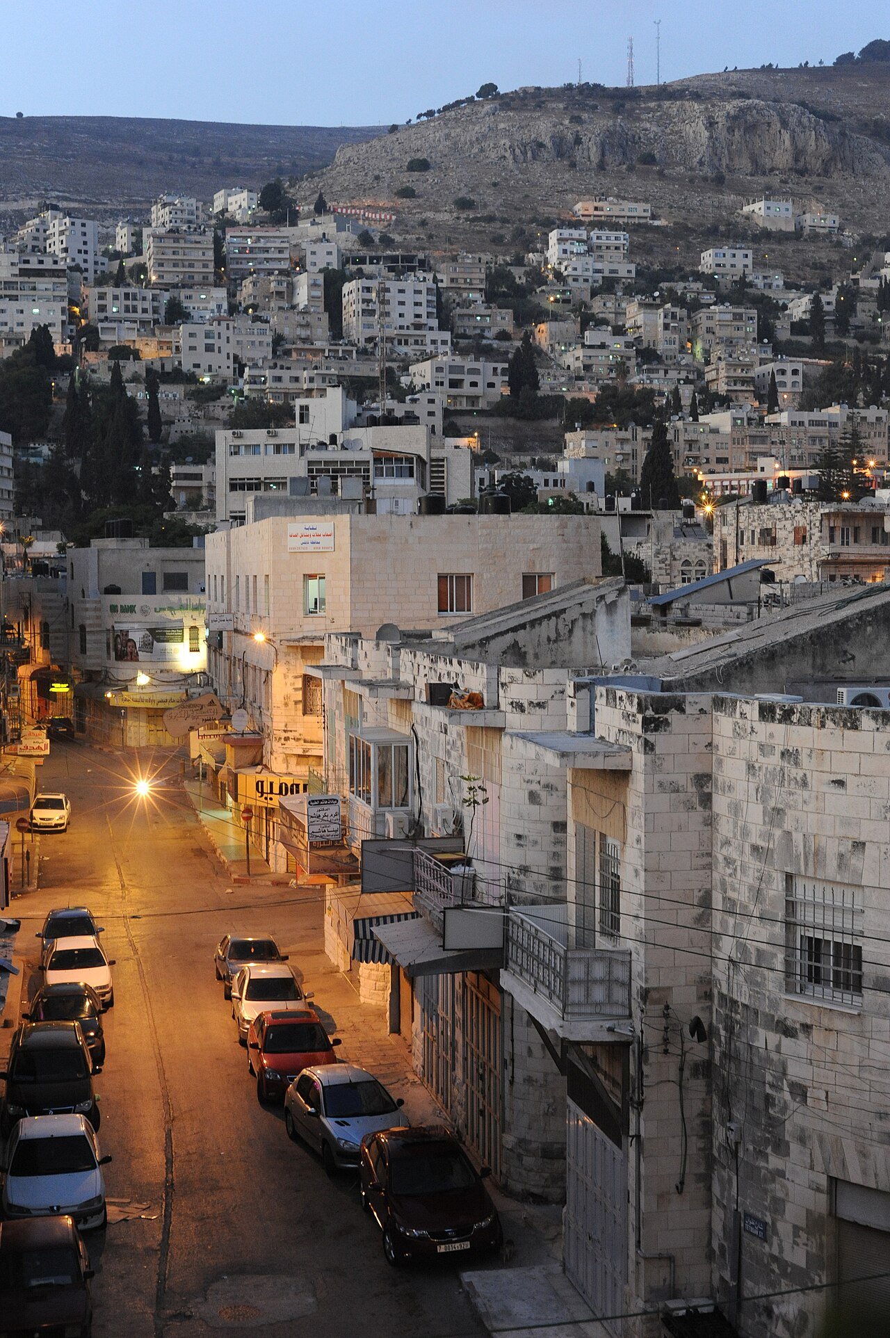 صورة أرشيفية لمدينة نابلس عند الغسق