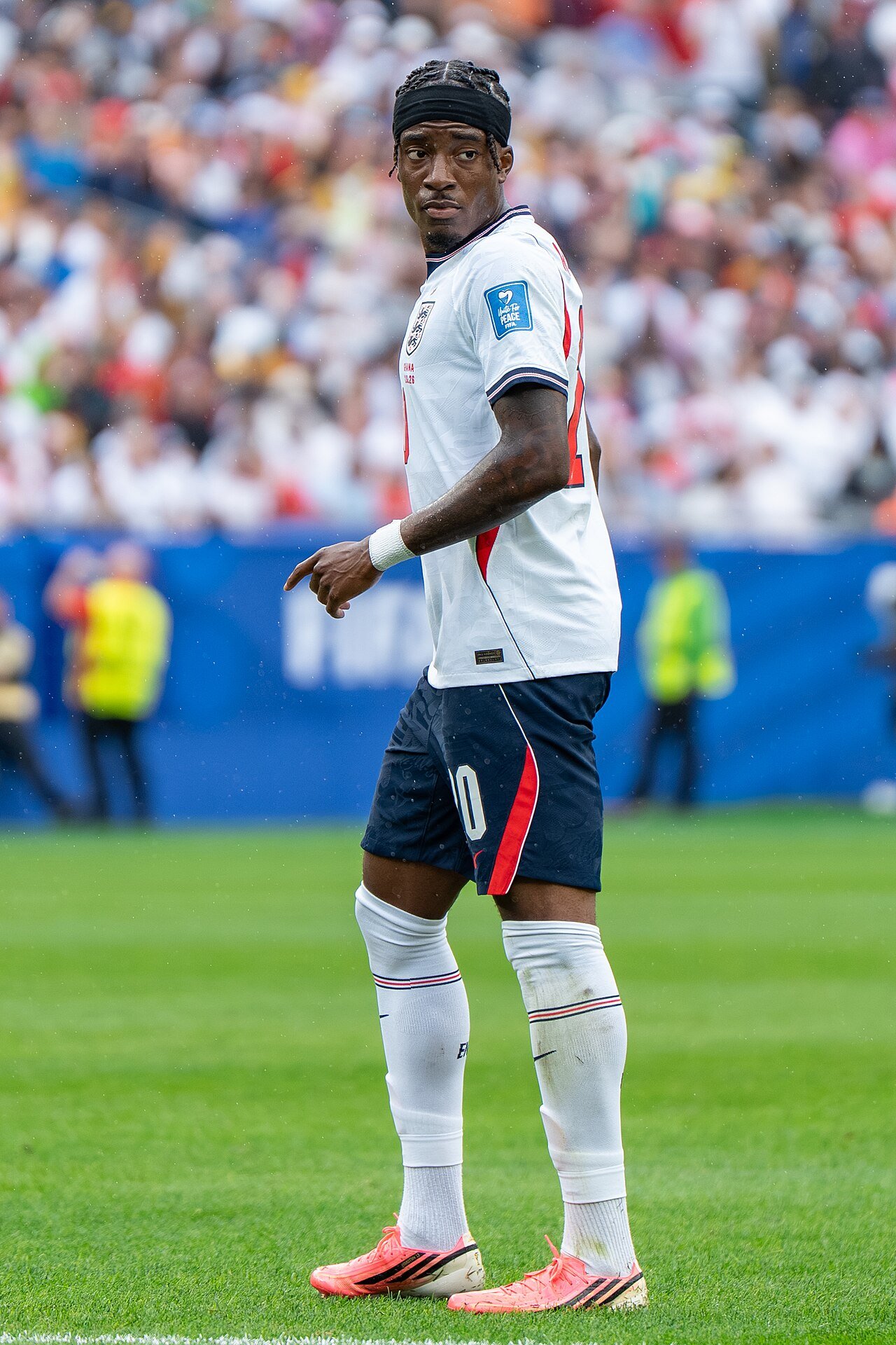 نوني مادويكي بقميص منتخب إنجلترا