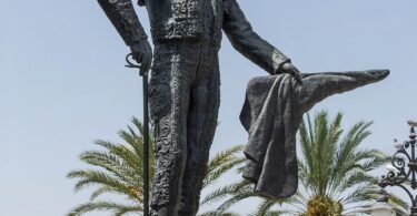 تمثال بيبي لويس فاسكيز في إشبيلية