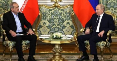 الرئيس الروسي فلاديمير بوتين والرئيس الإيراني مسعود بزشكيان في لقاء بموسكو في يناير 2025 (صورة أرشيفية)