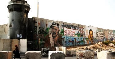 فلسطينيون يعبرون حاجز قلنديا العسكري قرب رام الله، صورة أرشيفية