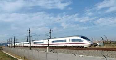 قطار AVE من طراز S-103 التابع لشركة رينفي الإسبانية