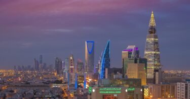 أفق مدينة الرياض ليلاً يظهر أبراجاً مضاءة — صورة أرشيفية من فبراير 2018