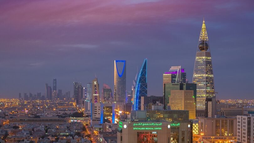 أفق مدينة الرياض ليلاً يظهر أبراجاً مضاءة — صورة أرشيفية من فبراير 2018