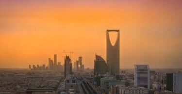 أفق الرياض مع مركز الملك عبدالله المالي وبرج المملكة