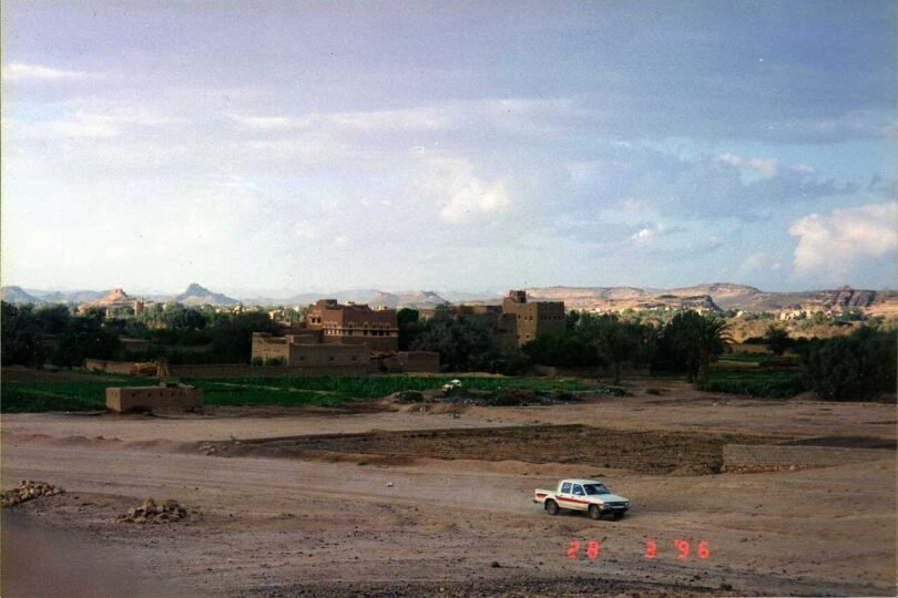 مشهد أرشيفي لمدينة صعدة اليمنية من فوق أسوارها القديمة عام 1996