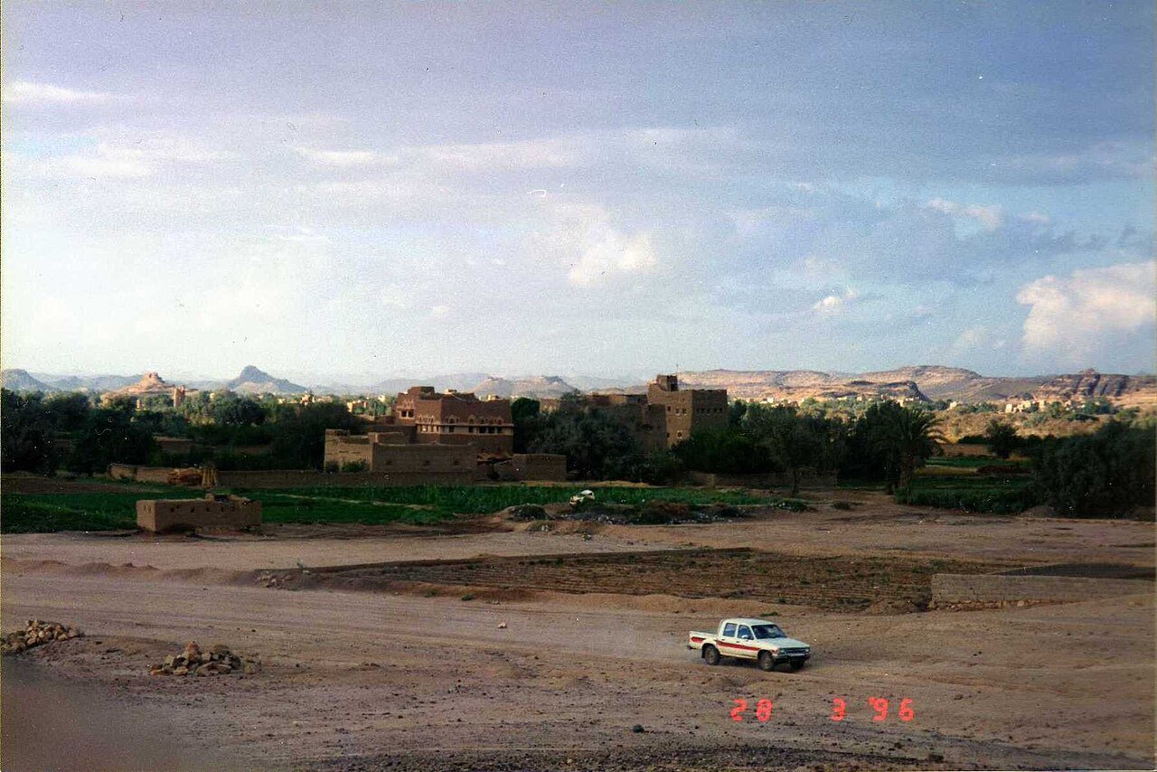 مشهد أرشيفي لمدينة صعدة اليمنية من فوق أسوارها القديمة عام 1996