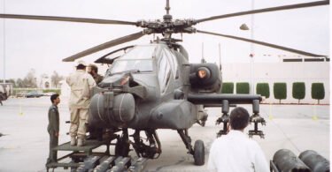 مروحية أباتشي AH-64A سعودية متوقفة على أرض معرض، صورة أرشيفية